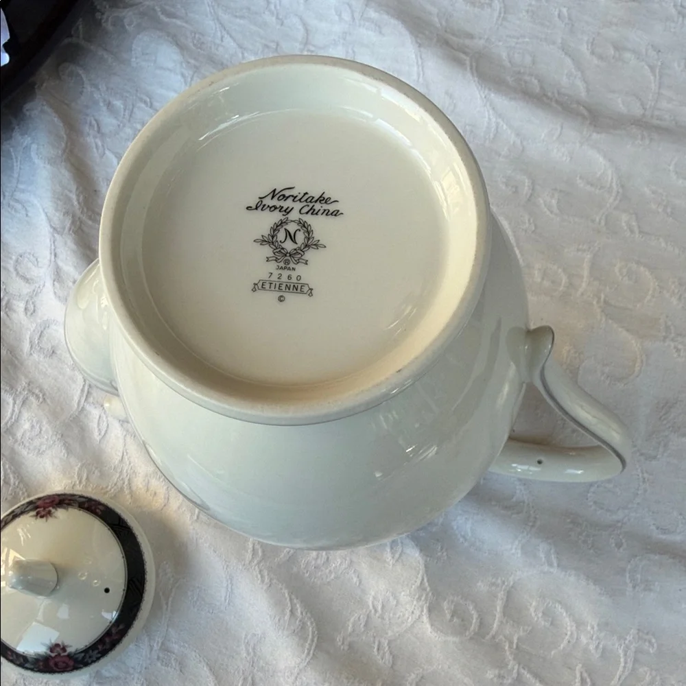 Like new Noritake Etienne White Porcelain Coffee Pot with lid 10.5” 5 cups